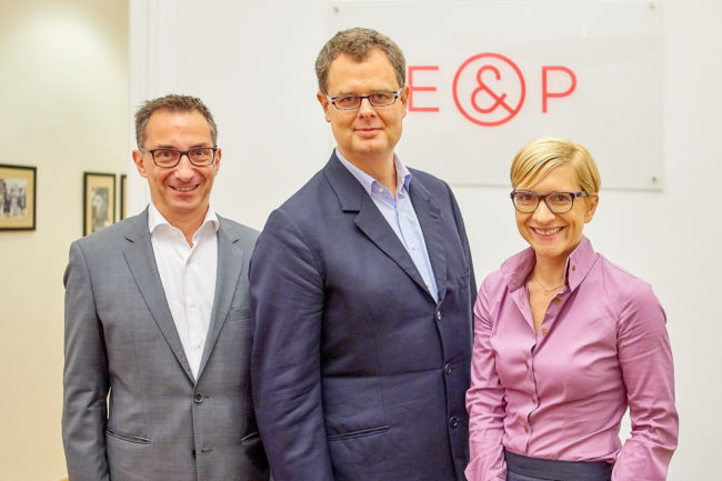 Harald Katzmair beim E&P Business Breakfast mit den beiden Geschäftsführern Axel Zuschmann und Nicole Bäck-Knapp